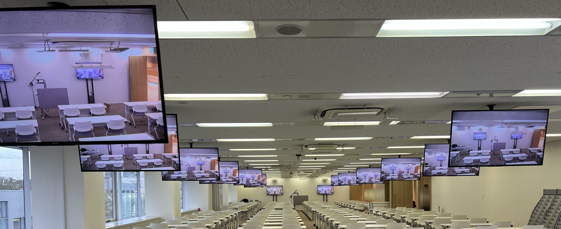 学校・大規模講義室の天吊モニター